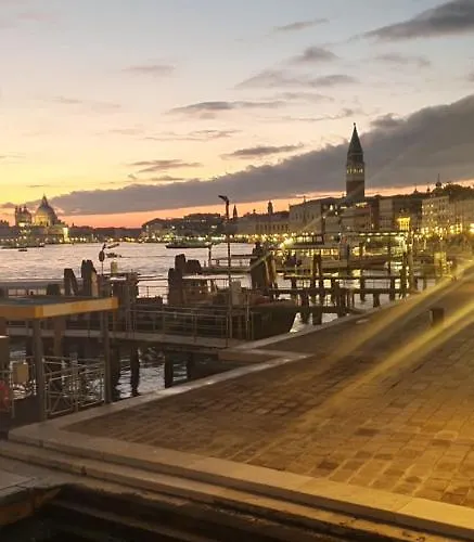 Beatiful Modern Flat Centre With Private Lounge Area Relax Velence