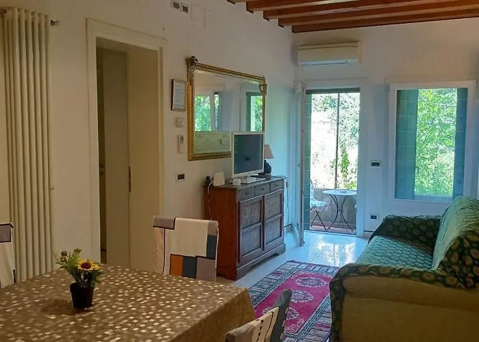 Beatiful Modern Flat Centre With Private Lounge Area Relax Velence